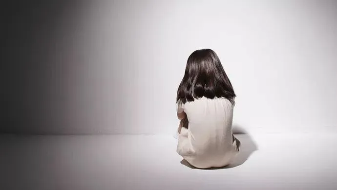 初二女孩20天内遭生父多次性侵 生母帮捂嘴充当帮凶-第1张图片-四季读书网