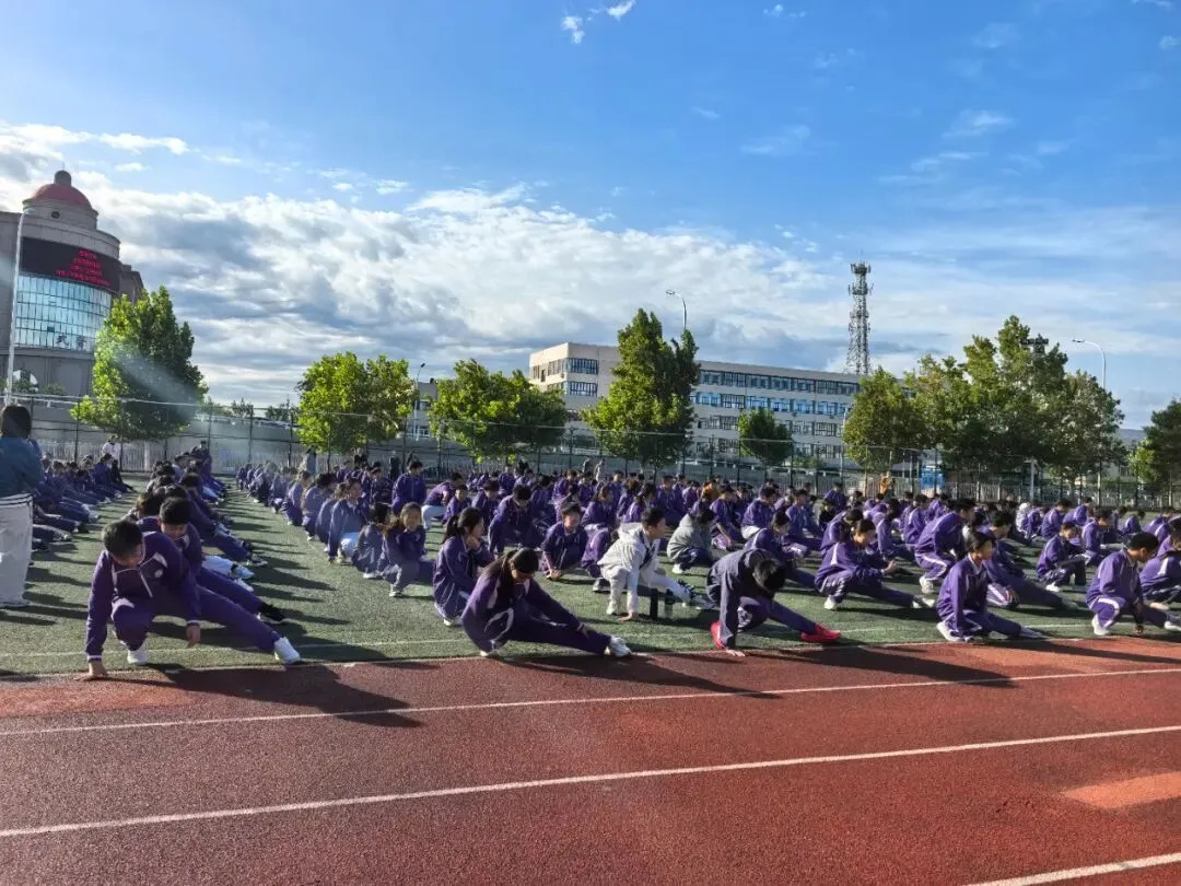 悦动心灵·减压赋能——天津八中初三年级心运会:驰骋操场,蓄力-第4张图片-四季读书网 悦动心灵·减压赋能——天津八中初三年级心运会:驰骋操场,蓄力-第4张图片-四季读书网