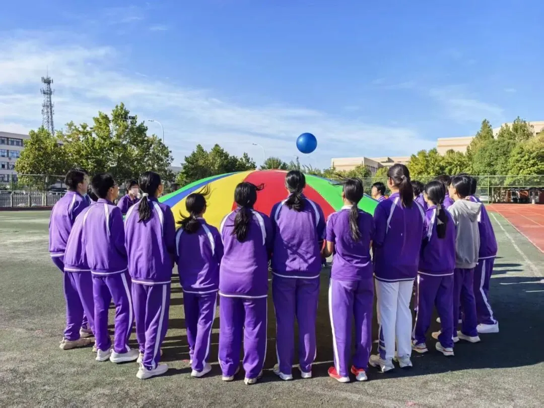悦动心灵·减压赋能——天津八中初三年级心运会:驰骋操场,蓄力-第8张图片-四季读书网 悦动心灵·减压赋能——天津八中初三年级心运会:驰骋操场,蓄力-第8张图片-四季读书网