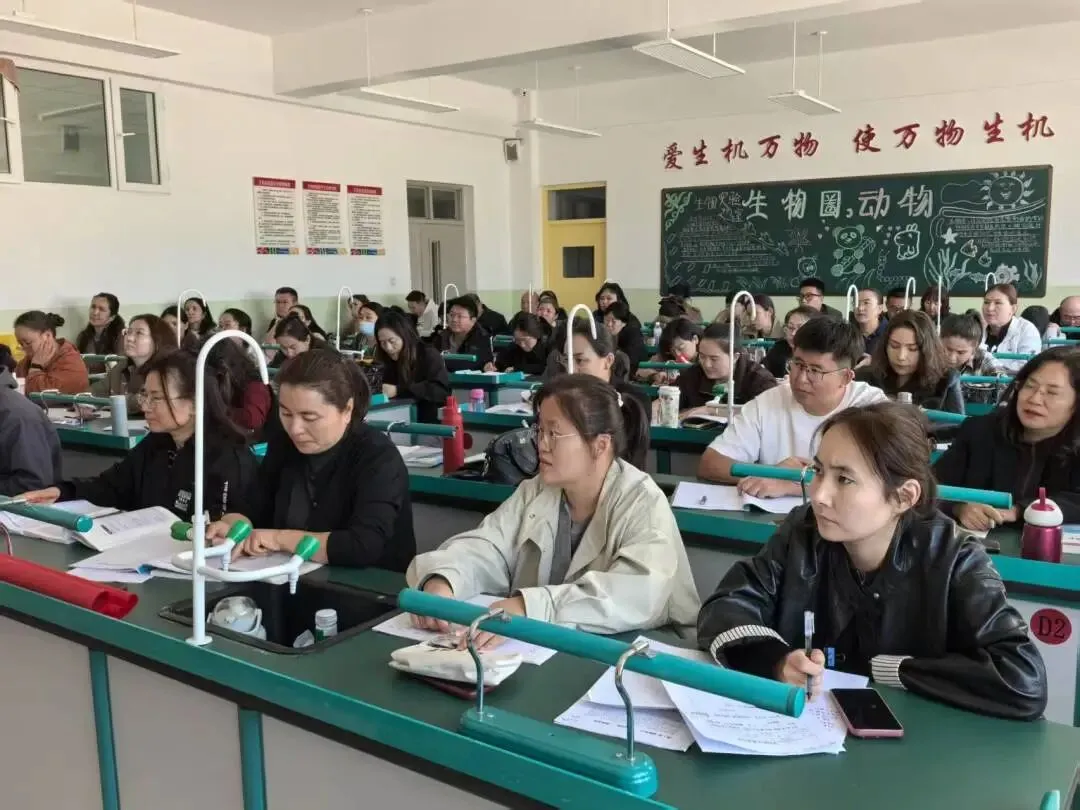研析中考明方向 赋能备考提质效 ——徐玉秀名师工作室助力阿勒泰开展九年级数学专项教研-第10张图片-四季读书网