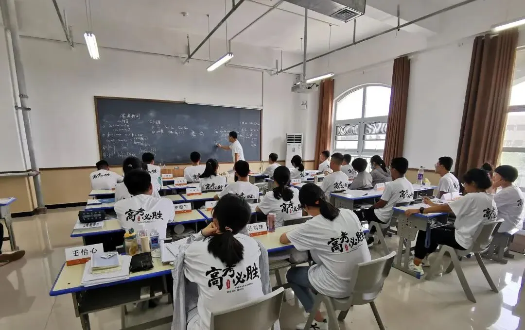 27郑州初三全日制集训:本地名师带队,全力冲刺目标高中!-第3张图片-四季读书网 27郑州初三全日制集训:本地名师带队,全力冲刺目标高中!-第3张图片-四季读书网