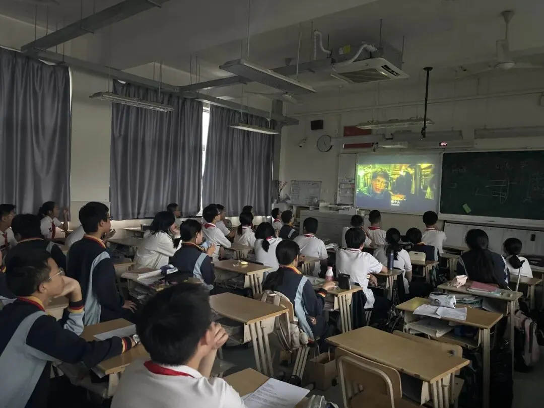 青春放歌迎盛世,欢歌笑语颂华章——初三年级国庆联欢-第32张图片-四季读书网 青春放歌迎盛世,欢歌笑语颂华章——初三年级国庆联欢-第32张图片-四季读书网