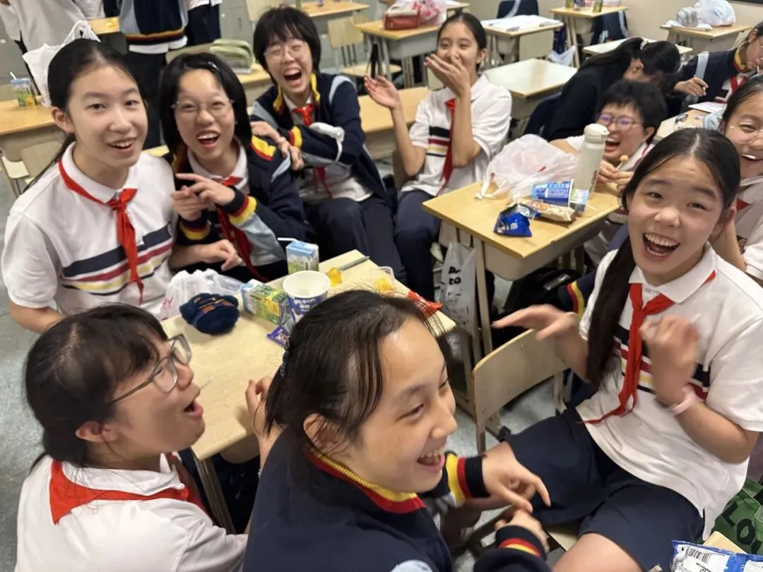 青春放歌迎盛世,欢歌笑语颂华章——初三年级国庆联欢-第36张图片-四季读书网 青春放歌迎盛世,欢歌笑语颂华章——初三年级国庆联欢-第36张图片-四季读书网