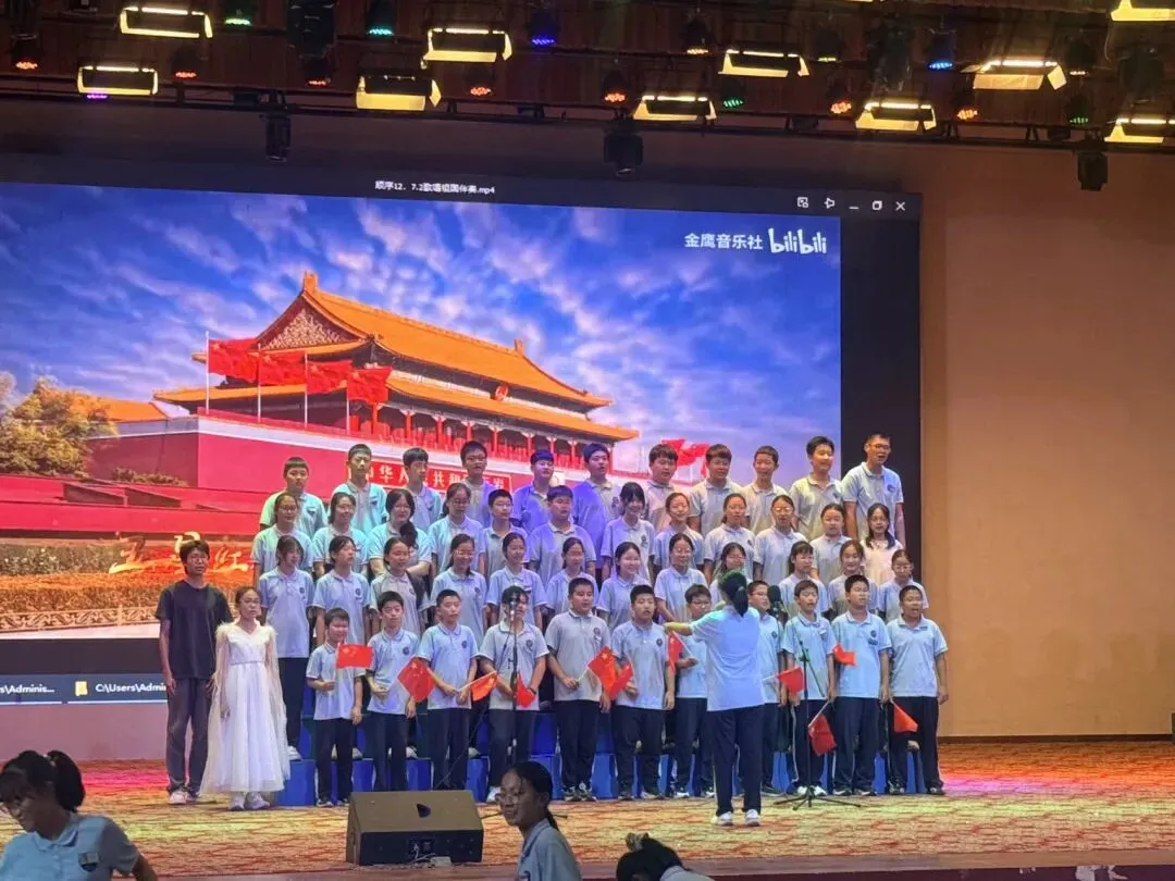 【实中关注】歌声颂祖国,红心向未来——初二年级迎国庆红歌合唱比赛圆满落幕-第2张图片-四季读书网