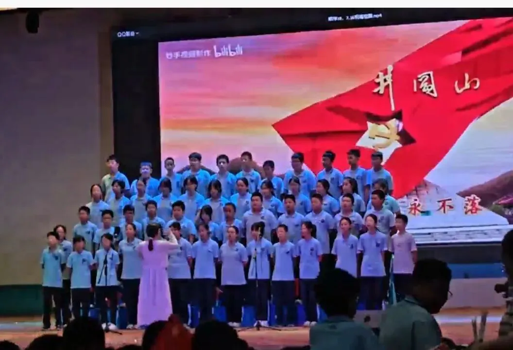 【实中关注】歌声颂祖国,红心向未来——初二年级迎国庆红歌合唱比赛圆满落幕-第3张图片-四季读书网