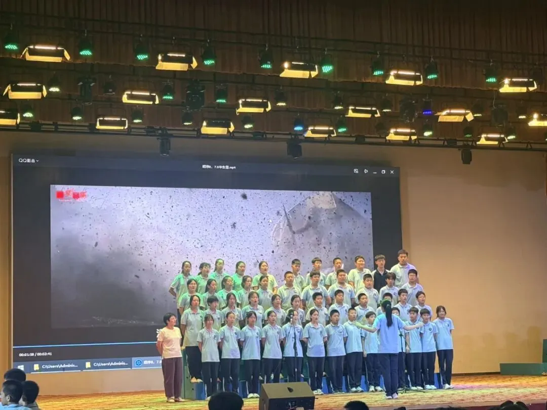 【实中关注】歌声颂祖国,红心向未来——初二年级迎国庆红歌合唱比赛圆满落幕-第4张图片-四季读书网