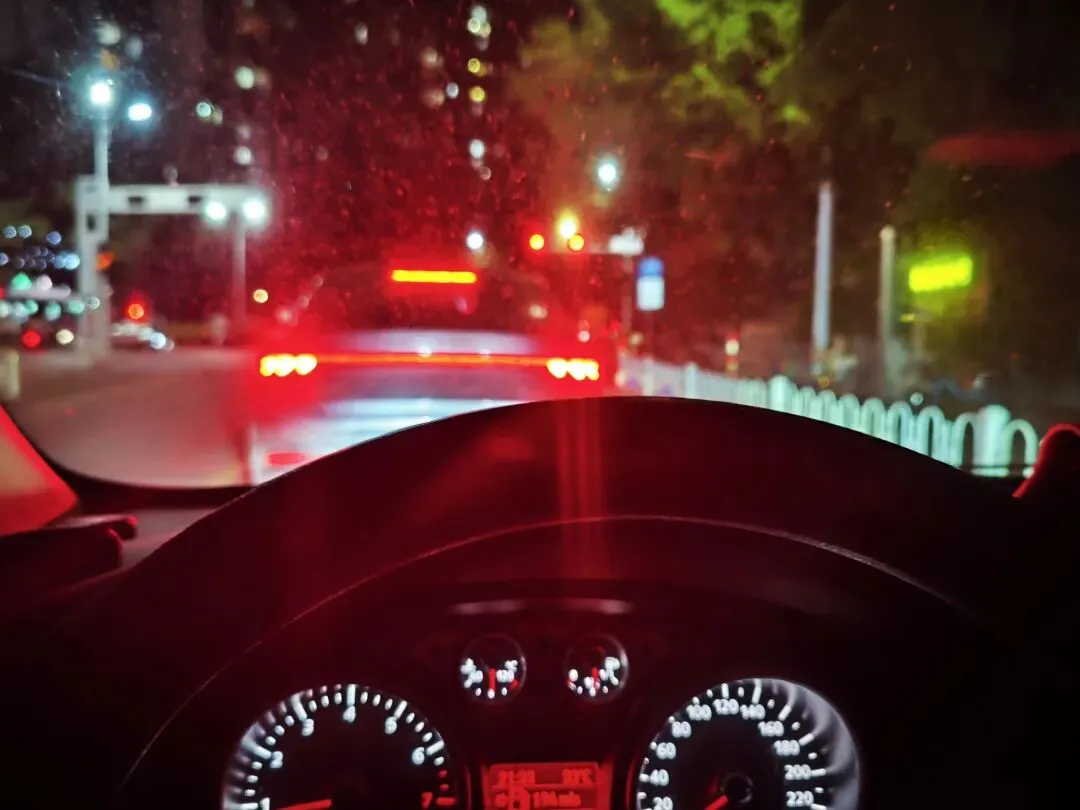 夜晚接初三孩子放学,9点的马路上开车比往常慢了12分钟,夜间行车这几点要牢记-第1张图片-四季读书网