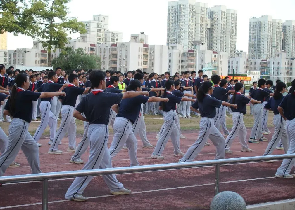 拳砺少年志 热血筑国防|珠海市湾仔中学初二年级军体拳比赛圆满落幕-第16张图片-四季读书网 拳砺少年志 热血筑国防|珠海市湾仔中学初二年级军体拳比赛圆满落幕-第16张图片-四季读书网