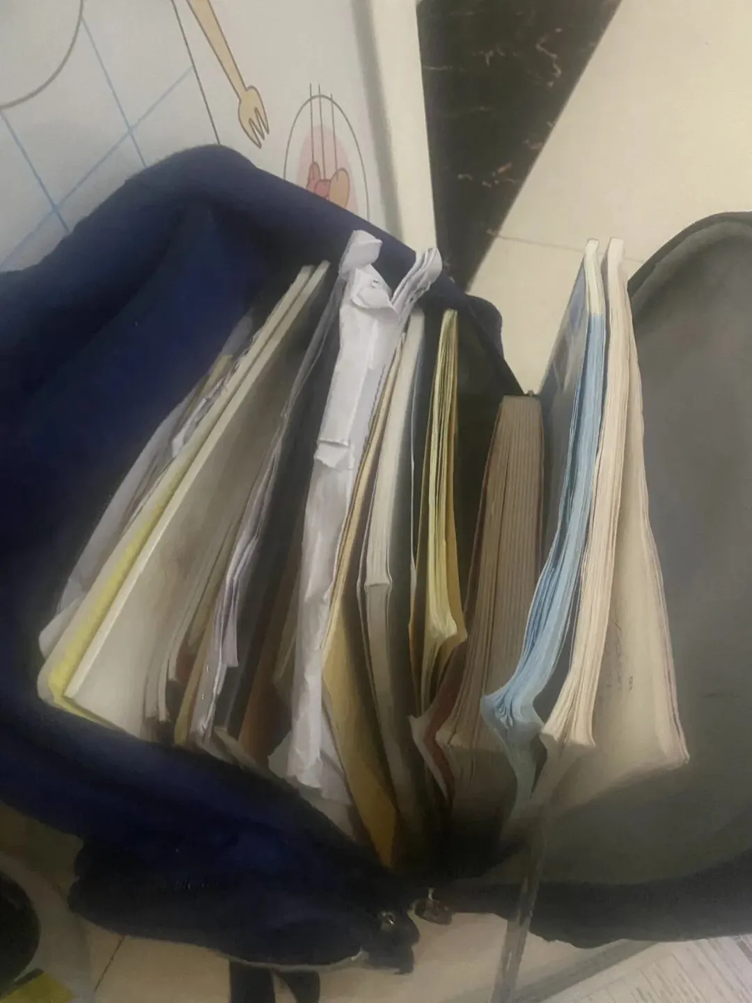 那个被试卷塞得鼓鼓囊囊的书包,藏着孩子不敢说的“累”-第1张图片-四季读书网