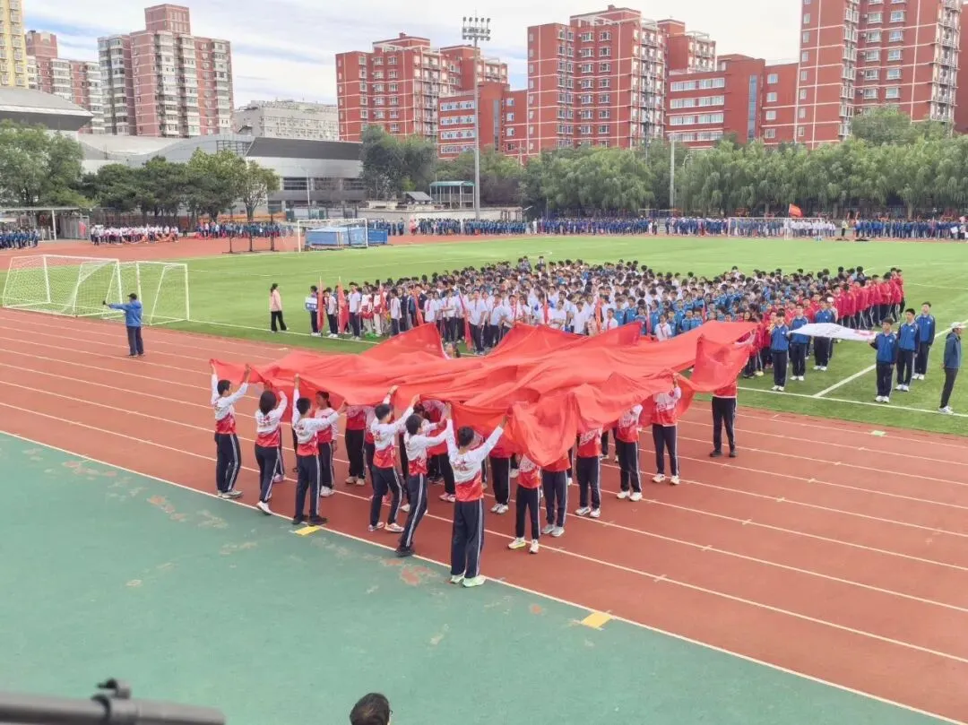 驰骋赛场展风采,热血青春绽芳华——初二铭恩2班运动会-第2张图片-四季读书网