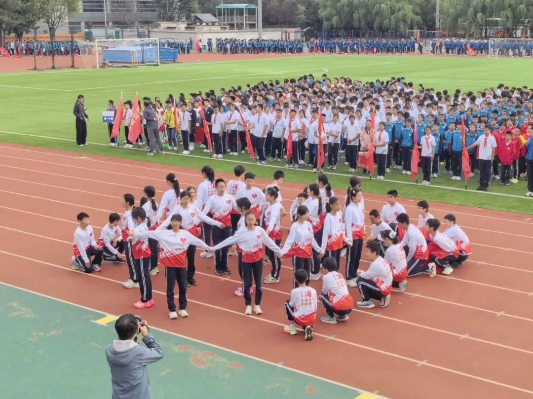 驰骋赛场展风采,热血青春绽芳华——初二铭恩2班运动会-第5张图片-四季读书网