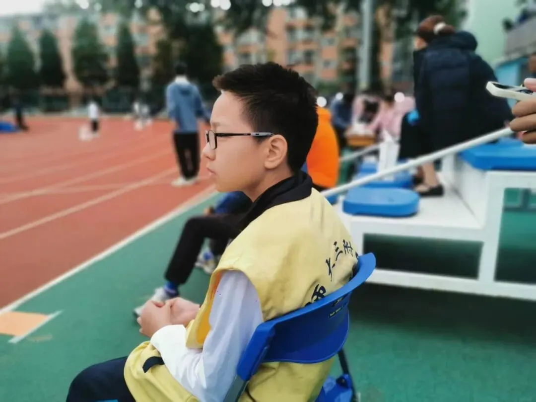 驰骋赛场展风采,热血青春绽芳华——初二铭恩2班运动会-第14张图片-四季读书网