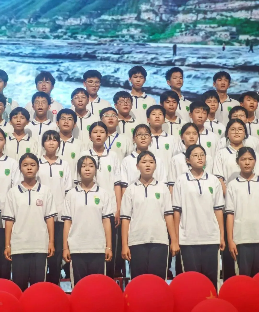 启德中学初二年级举办红歌合唱比赛-第5张图片-四季读书网