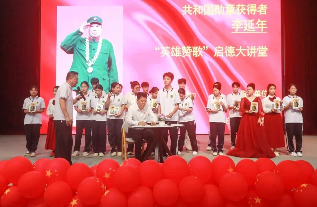启德中学初二年级举办红歌合唱比赛-第12张图片-四季读书网