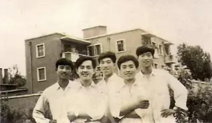 那年,我们带着高考梦穿上军装-第1张图片-四季读书网 那年,我们带着高考梦穿上军装-第1张图片-四季读书网