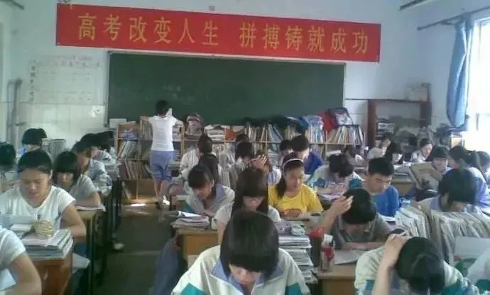 “高考誓师”还有必要吗?现如今,可是连一本生都要去做“洗碗工”了......-第3张图片-四季读书网