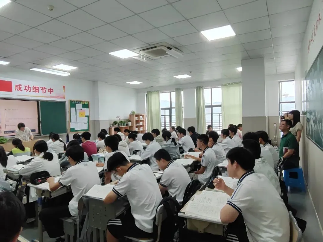 循高考方向,探课堂本真|专家莅临领航,语文教研精准赋能高考-第8张图片-四季读书网 循高考方向,探课堂本真|专家莅临领航,语文教研精准赋能高考-第8张图片-四季读书网
