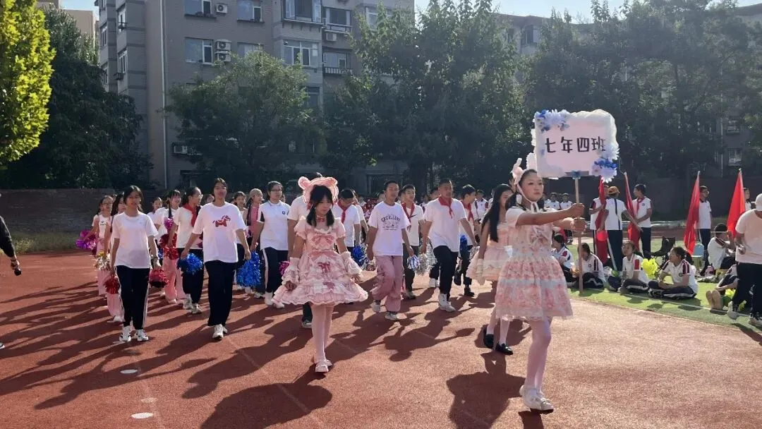初一年级运动会掠影-第9张图片-四季读书网