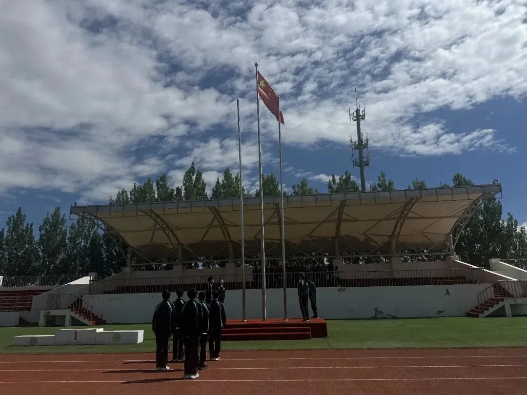聚力初三 感恩相伴 逐梦未来——西乌珠穆沁旗第二初级中学举行“毕业季”主题升旗仪式-第4张图片-四季读书网