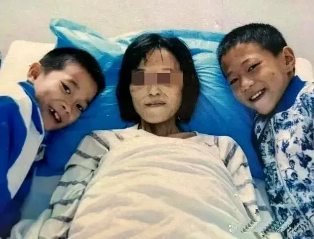 高考完的小伙在父母坟前向表哥下跪:哥,没有你哪有我们今天!-第3张图片-四季读书网 高考完的小伙在父母坟前向表哥下跪:哥,没有你哪有我们今天!-第3张图片-四季读书网