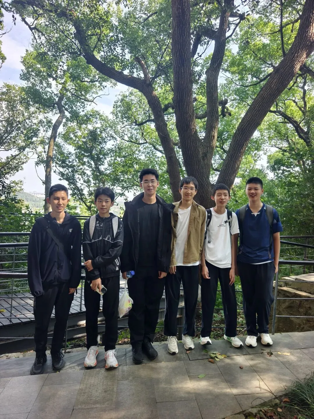初三少年的一日放风:上午佘山登高,下午大湾烧烤-第1张图片-四季读书网 初三少年的一日放风:上午佘山登高,下午大湾烧烤-第1张图片-四季读书网