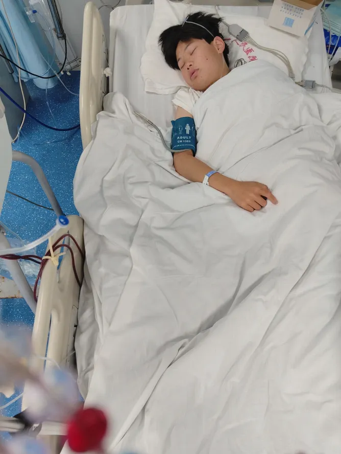 14岁少年忍痛考完中考才敢喊疼,确诊尿毒症住进ICU,爷爷多年糖尿病,水滴筹获捐1千余次!-第6张图片-四季读书网