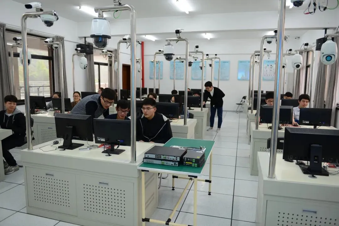 高考倒计时21天 | 智慧安防,保驾护航!浙江安防职业技术学院为学子加油!-第8张图片-四季读书网 高考倒计时21天 | 智慧安防,保驾护航!浙江安防职业技术学院为学子加油!-第8张图片-四季读书网