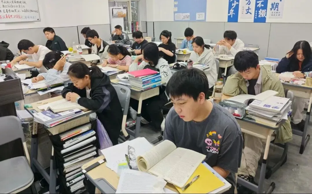 武汉华壹高考|2027届高三10月高考热点速看:三大招飞、港澳综评、报名...-第135张图片-四季读书网 武汉华壹高考|2027届高三10月高考热点速看:三大招飞、港澳综评、报名...-第135张图片-四季读书网