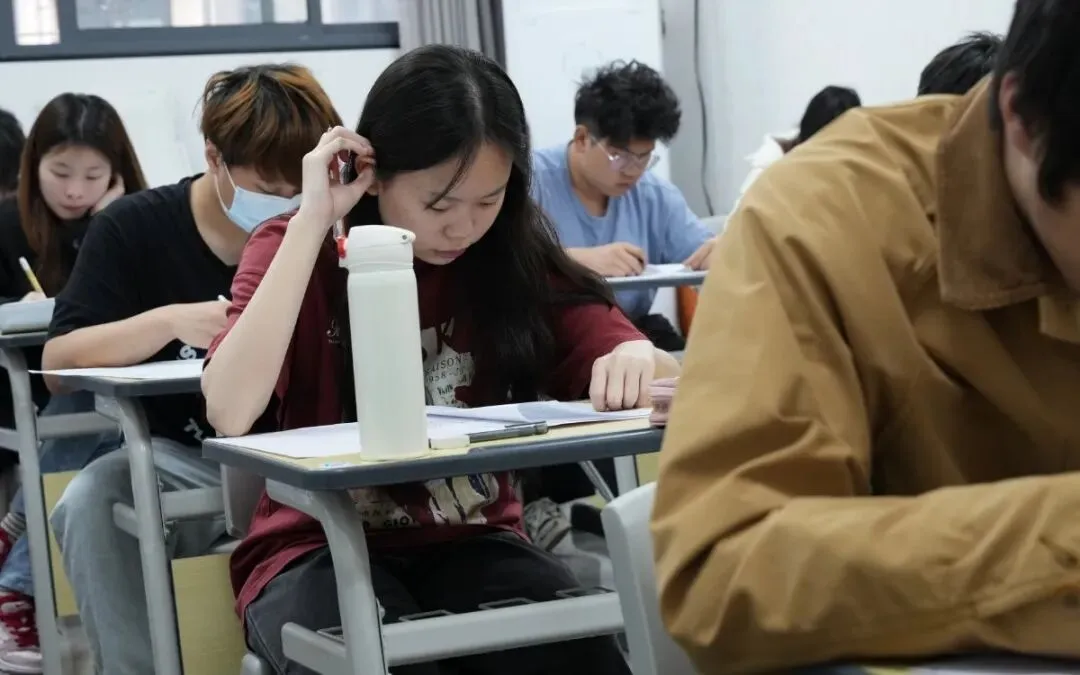 武汉华壹高考|2027届高三10月高考热点速看:三大招飞、港澳综评、报名...-第167张图片-四季读书网 武汉华壹高考|2027届高三10月高考热点速看:三大招飞、港澳综评、报名...-第167张图片-四季读书网