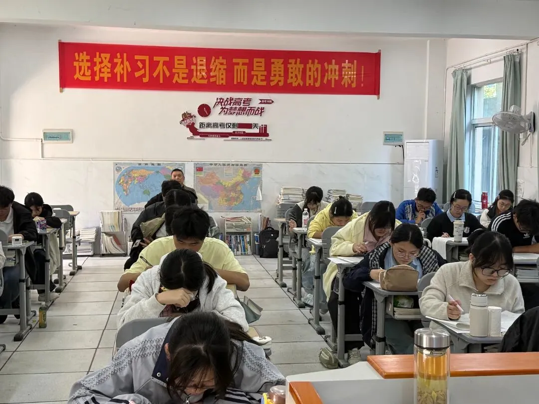 以考砺锋芒,蓄力再远航|普济圩高考复读班10月8日鼎尖联考顺利开考-第4张图片-四季读书网