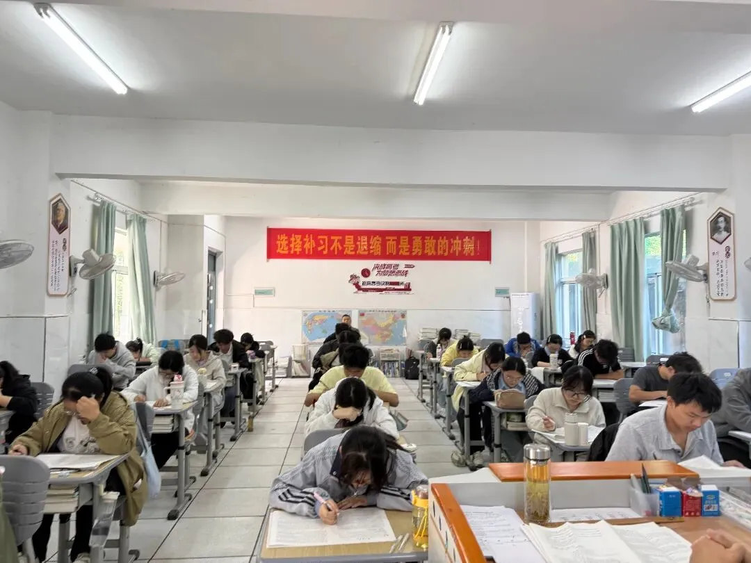 以考砺锋芒,蓄力再远航|普济圩高考复读班10月8日鼎尖联考顺利开考-第8张图片-四季读书网