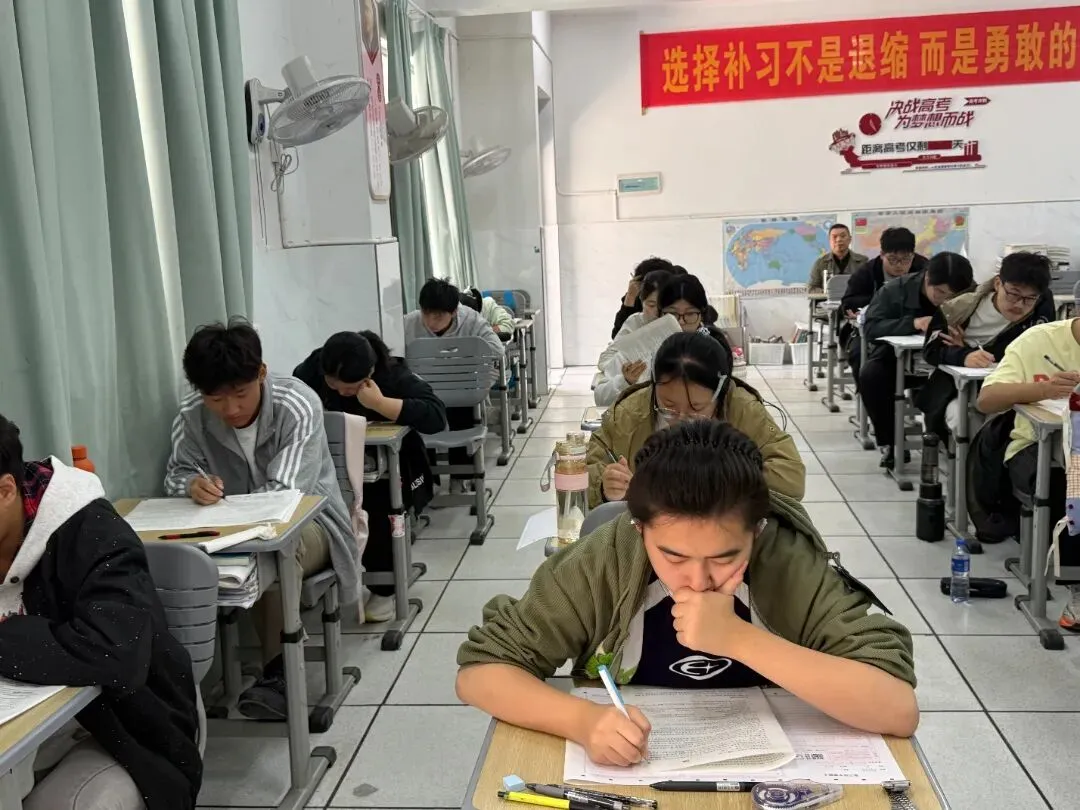 以考砺锋芒,蓄力再远航|普济圩高考复读班10月8日鼎尖联考顺利开考-第10张图片-四季读书网
