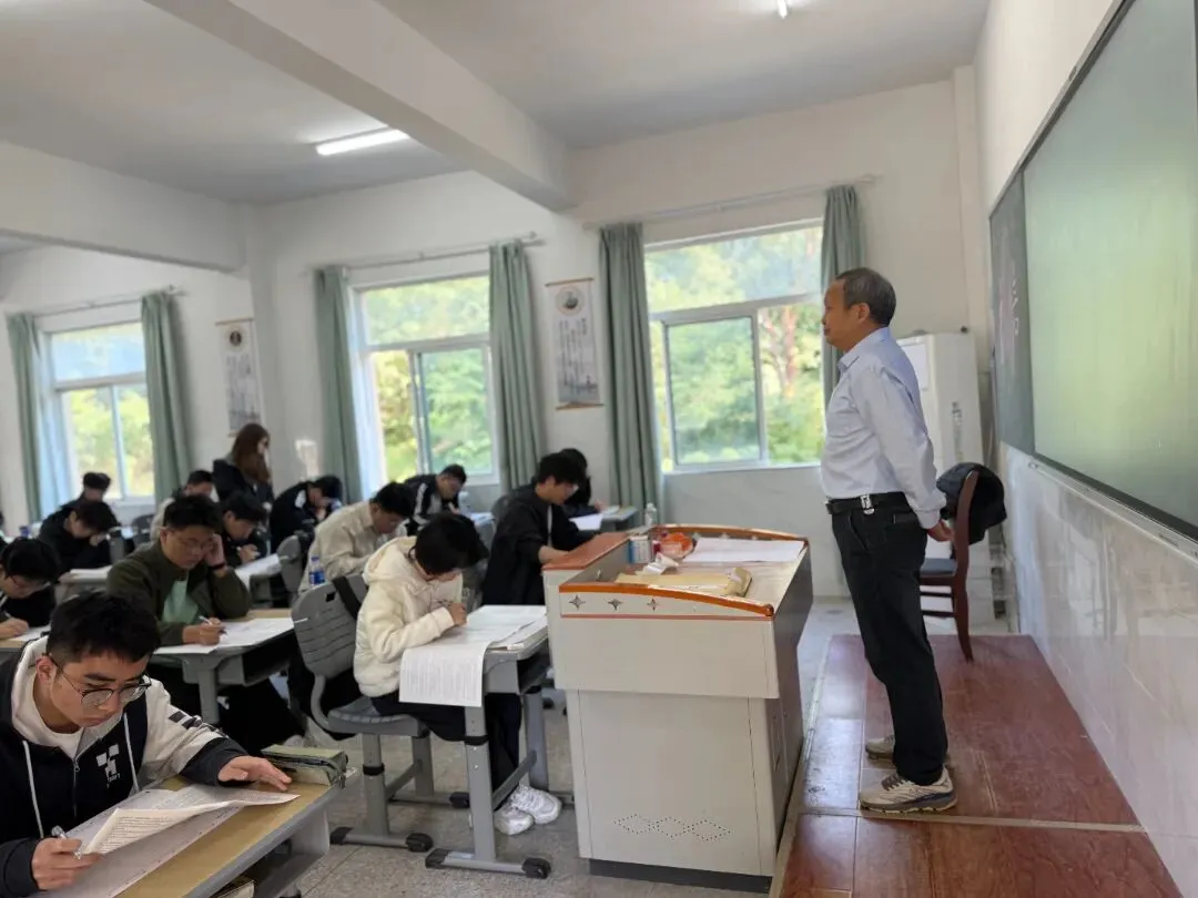 以考砺锋芒,蓄力再远航|普济圩高考复读班10月8日鼎尖联考顺利开考-第12张图片-四季读书网