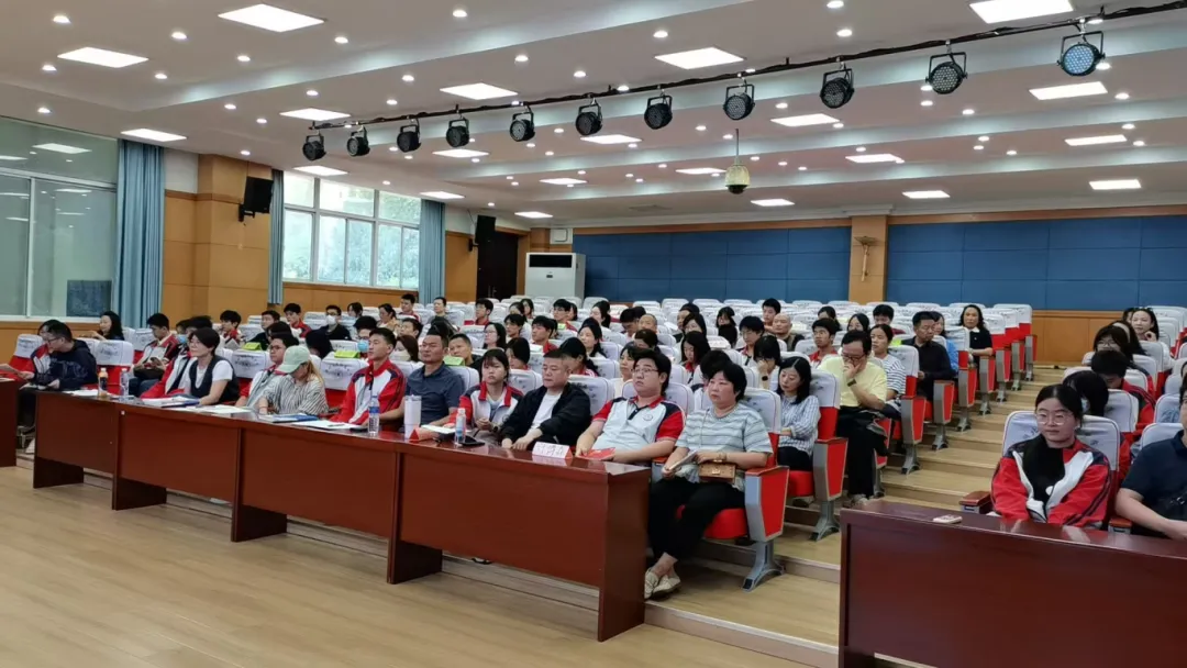 把握机遇 协同发力 决胜高考——湖北大学附属中学2027届高三年级家长会顺利举行-第3张图片-四季读书网