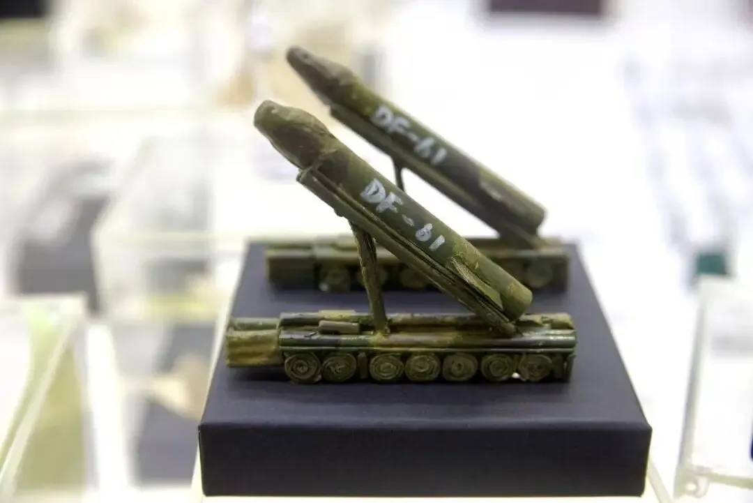 浙江一初三学生手搓“武器装备”,8年折出近千件作品,“复刻心中的铁血戎装”-第2张图片-四季读书网 浙江一初三学生手搓“武器装备”,8年折出近千件作品,“复刻心中的铁血戎装”-第2张图片-四季读书网