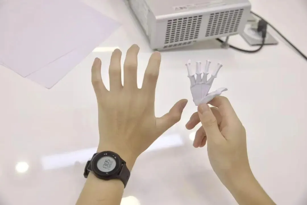 浙江一初三学生手搓“武器装备”,8年折出近千件作品,“复刻心中的铁血戎装”-第3张图片-四季读书网 浙江一初三学生手搓“武器装备”,8年折出近千件作品,“复刻心中的铁血戎装”-第3张图片-四季读书网