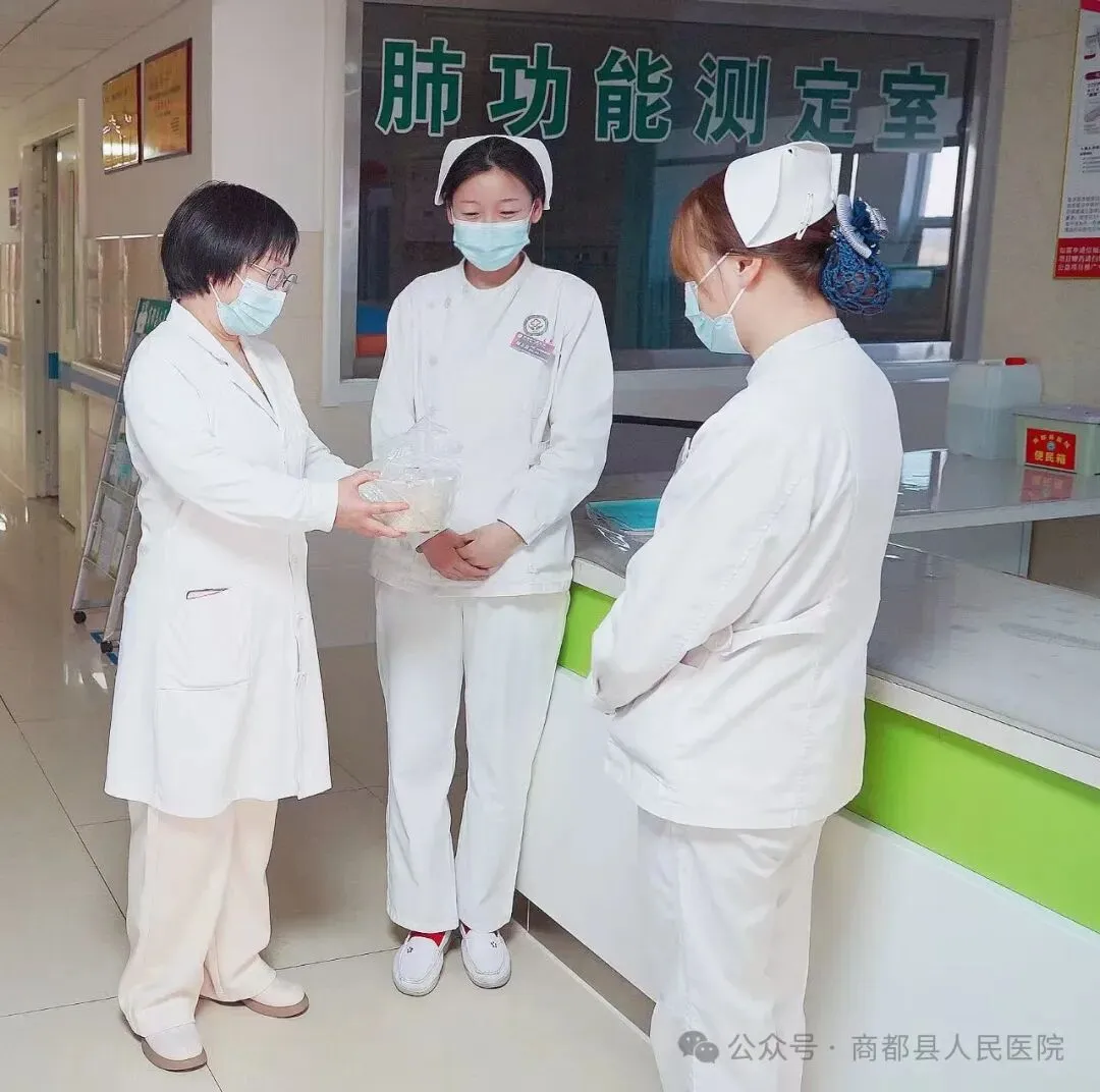 初一慰问,饺子传情——商都县总医院(商都县人民医院)领导班子慰问住院患者、医务人员-第4张图片-四季读书网