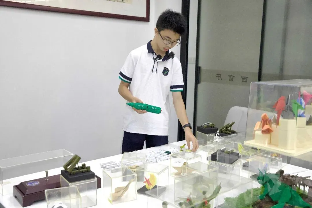 初三学生手搓“武器装备”,8年折出近千件作品,网友:满级手工大佬-第4张图片-四季读书网