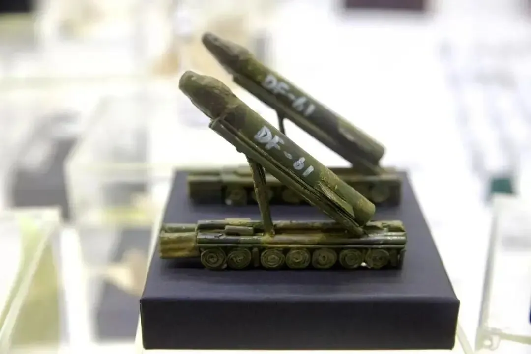 初三学生手搓“武器装备”,8年折出近千件作品,网友:满级手工大佬-第5张图片-四季读书网