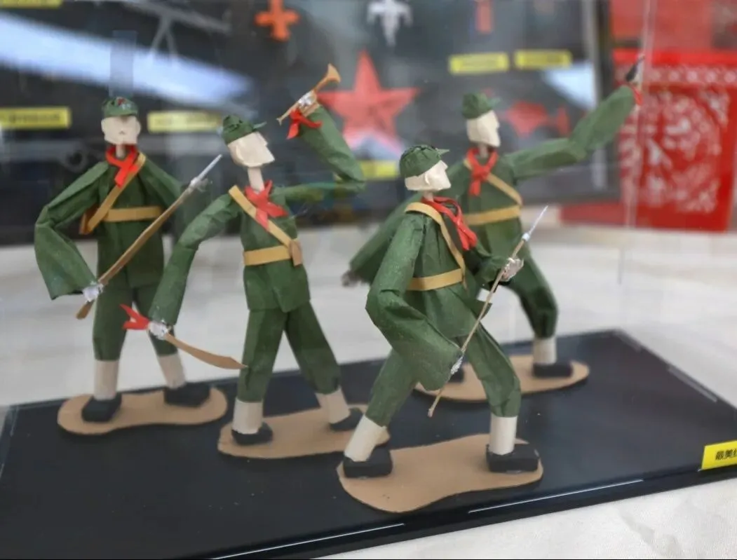 初三学生手搓“武器装备”,8年折出近千件作品,网友:满级手工大佬-第6张图片-四季读书网