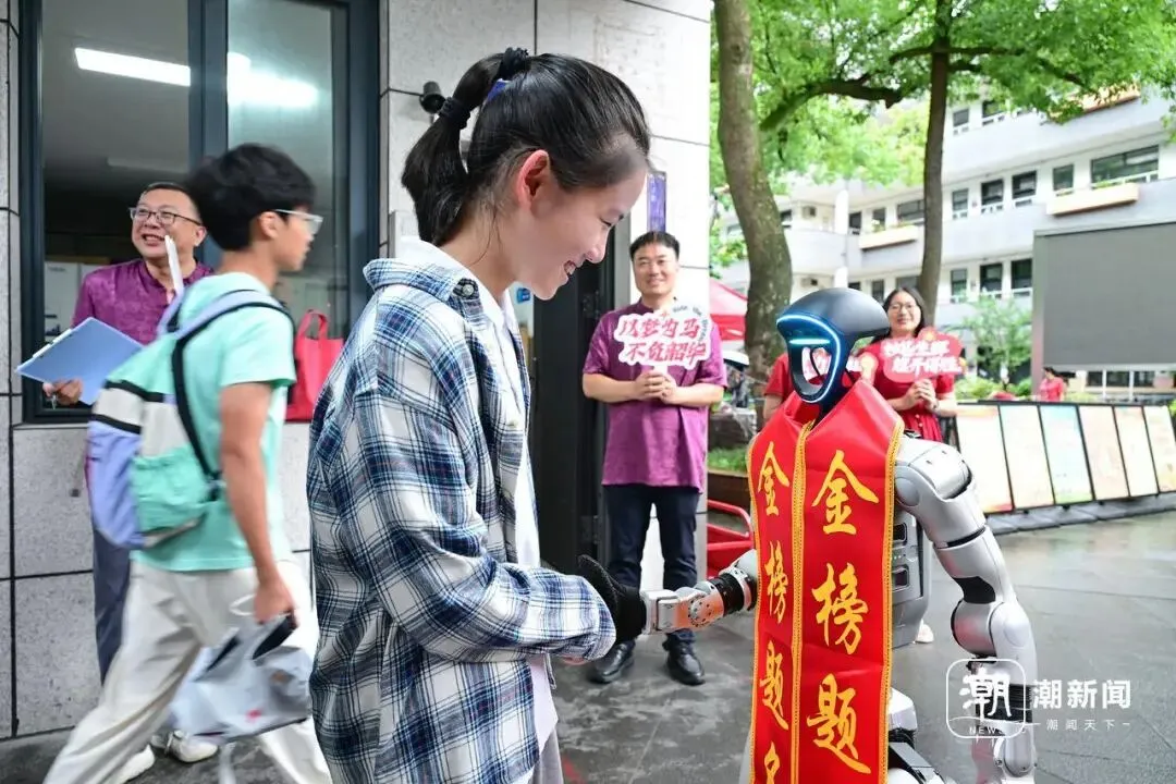 杭州中考首日,机器人现身考点:挥舞机械臂向考生挥手,还可爱“比心”-第3张图片-四季读书网