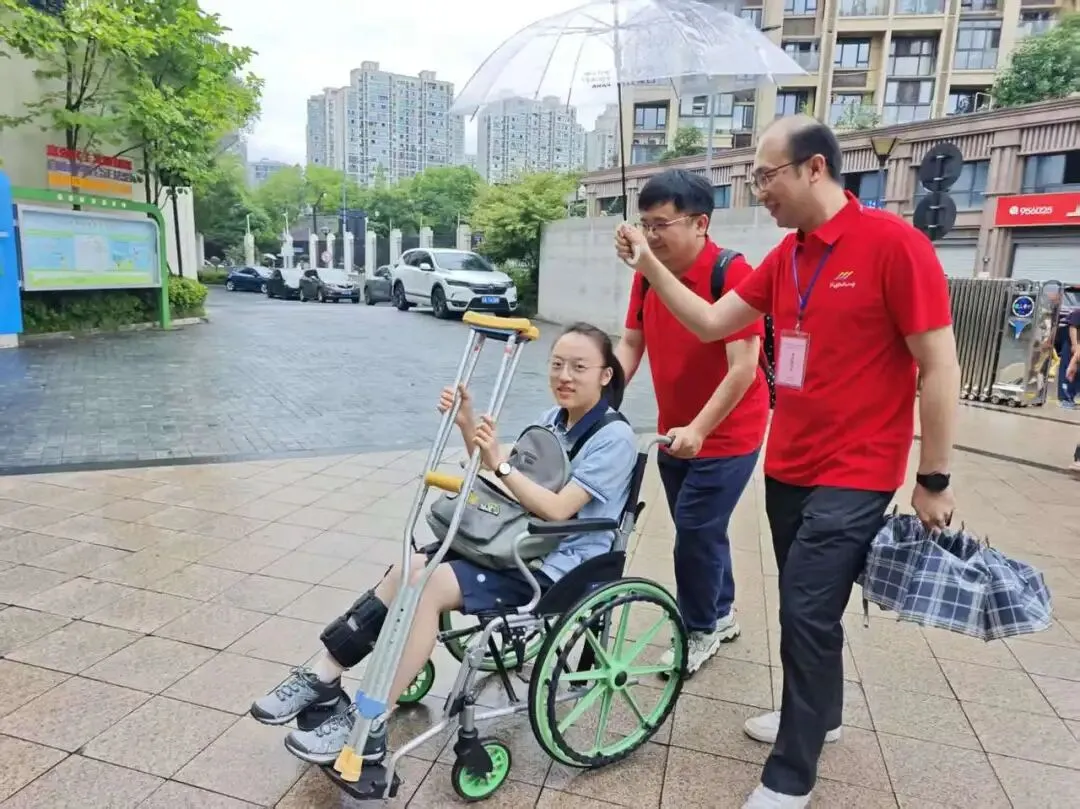10万余名考生,今天参加2026杭州中考!各考点现场直击-第5张图片-四季读书网