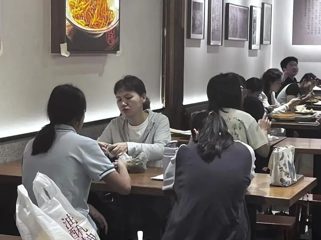 10万余名考生,今天参加2026杭州中考!各考点现场直击-第12张图片-四季读书网