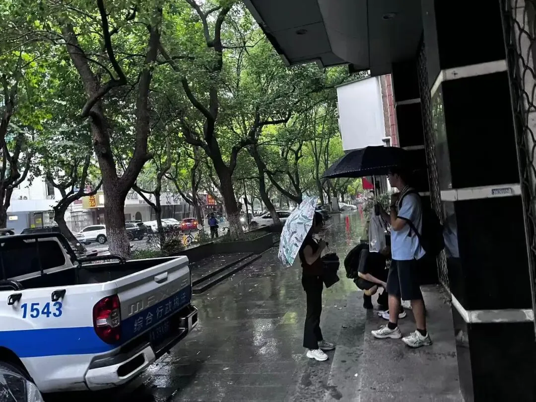 10万余名考生,今天参加2026杭州中考!各考点现场直击-第14张图片-四季读书网