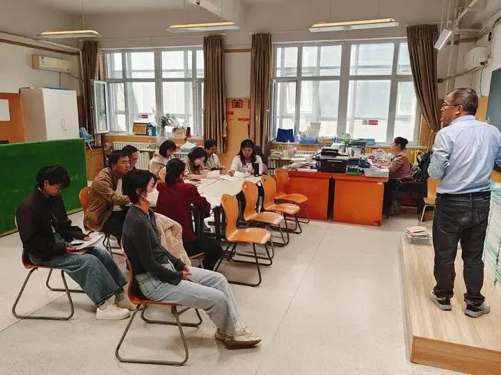 【五彩党建 蓝色成长】研析中考明方向,共研教学展示交流——克拉玛依市第一中学初中语文组开展大教研活动-第4张图片-四季读书网 【五彩党建 蓝色成长】研析中考明方向,共研教学展示交流——克拉玛依市第一中学初中语文组开展大教研活动-第4张图片-四季读书网