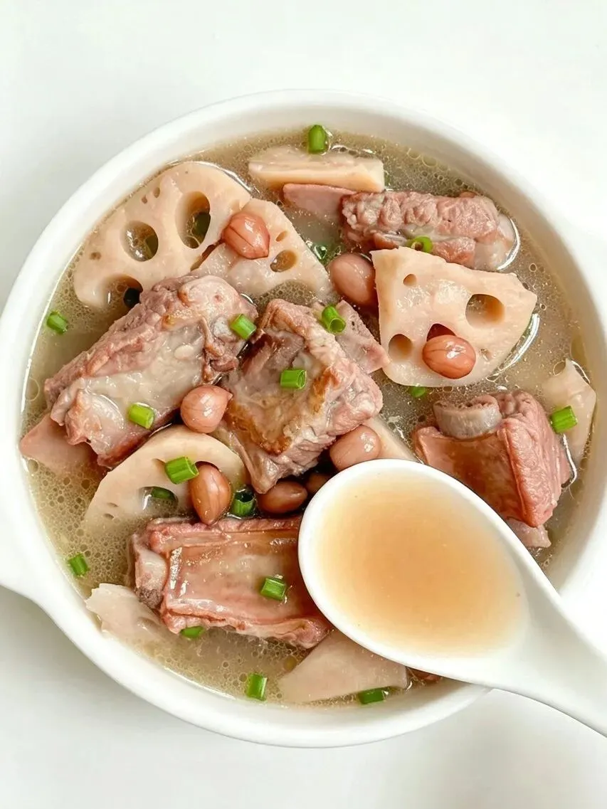 今日九月初一金秋正浓,周六一早炖一锅猪蹄莲藕汤,包一笼鲜肉大水饺,三小碟下饭菜,踏实暖胃一家欢-第6张图片-四季读书网