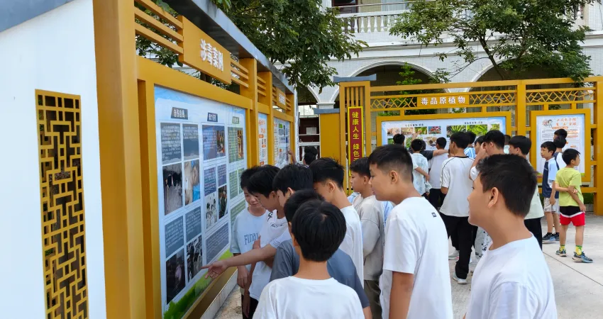 拒毒护青春!容县中学组织初一学生开展禁毒宣传教育活动-第2张图片-四季读书网 拒毒护青春!容县中学组织初一学生开展禁毒宣传教育活动-第2张图片-四季读书网