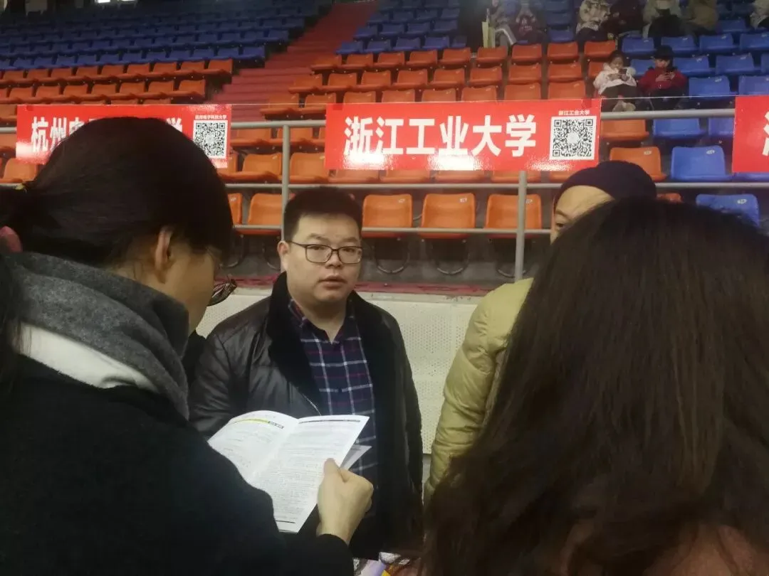 高考 · 帮 | 单场约5000人次,高校招办面对面首场现场咨询会人气爆满!-第3张图片-四季读书网 高考 · 帮 | 单场约5000人次,高校招办面对面首场现场咨询会人气爆满!-第3张图片-四季读书网