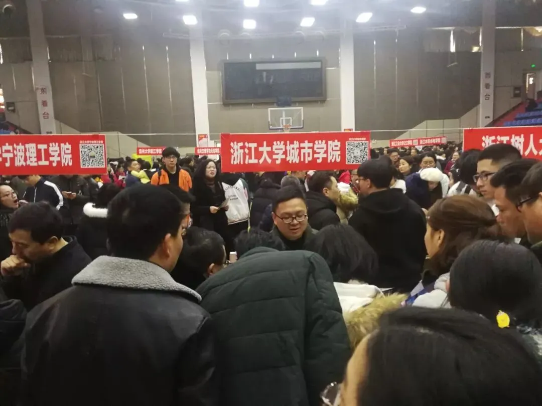 高考 · 帮 | 单场约5000人次,高校招办面对面首场现场咨询会人气爆满!-第5张图片-四季读书网 高考 · 帮 | 单场约5000人次,高校招办面对面首场现场咨询会人气爆满!-第5张图片-四季读书网