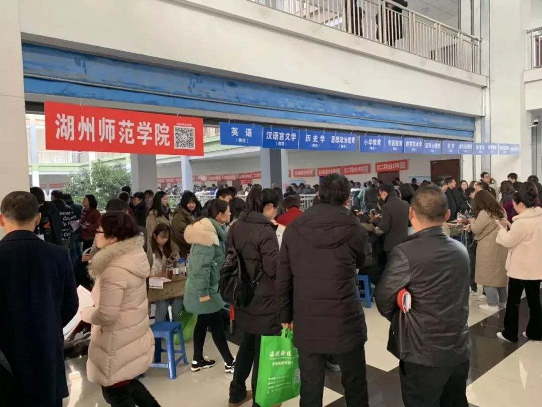 高考 · 帮 | 咨询会现场:湖州宁波盛况依旧 招办主任现场支招报考技巧-第2张图片-四季读书网